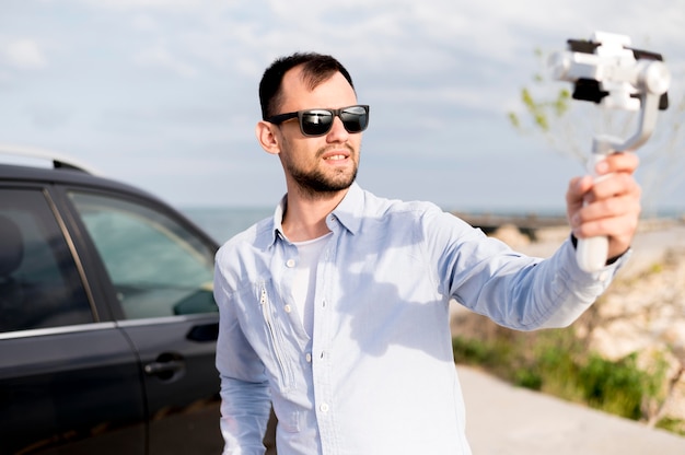 Foto gratuita hombre grabándose con teléfono