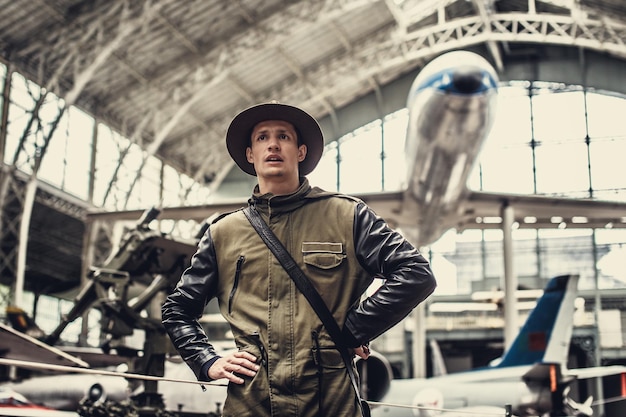 Foto gratuita hombre gracioso en el museo de aviones.