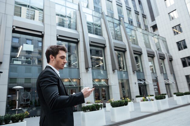 Hombre en gran centro con smartphone