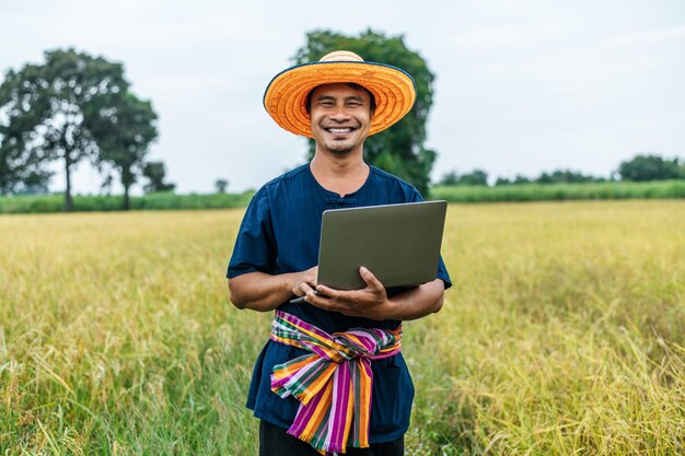 Hombre granjero asiático de mediana edad