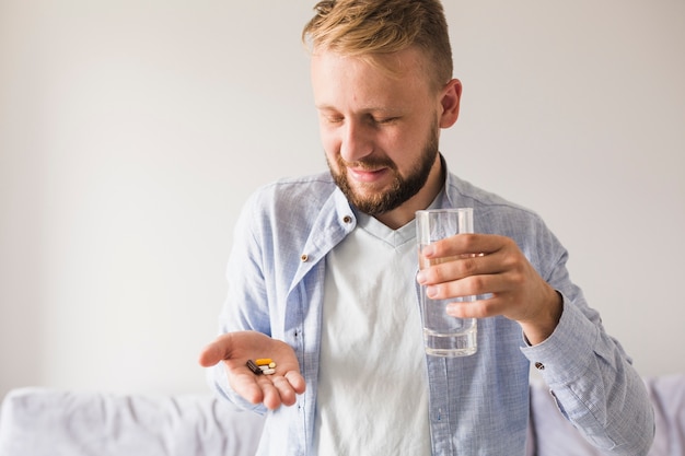 Foto gratuita hombre en gris sera pastillas