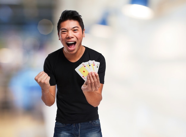 Hombre gritando con muchos billetes en una mano