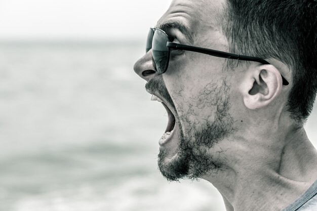 Hombre gritando en la playa