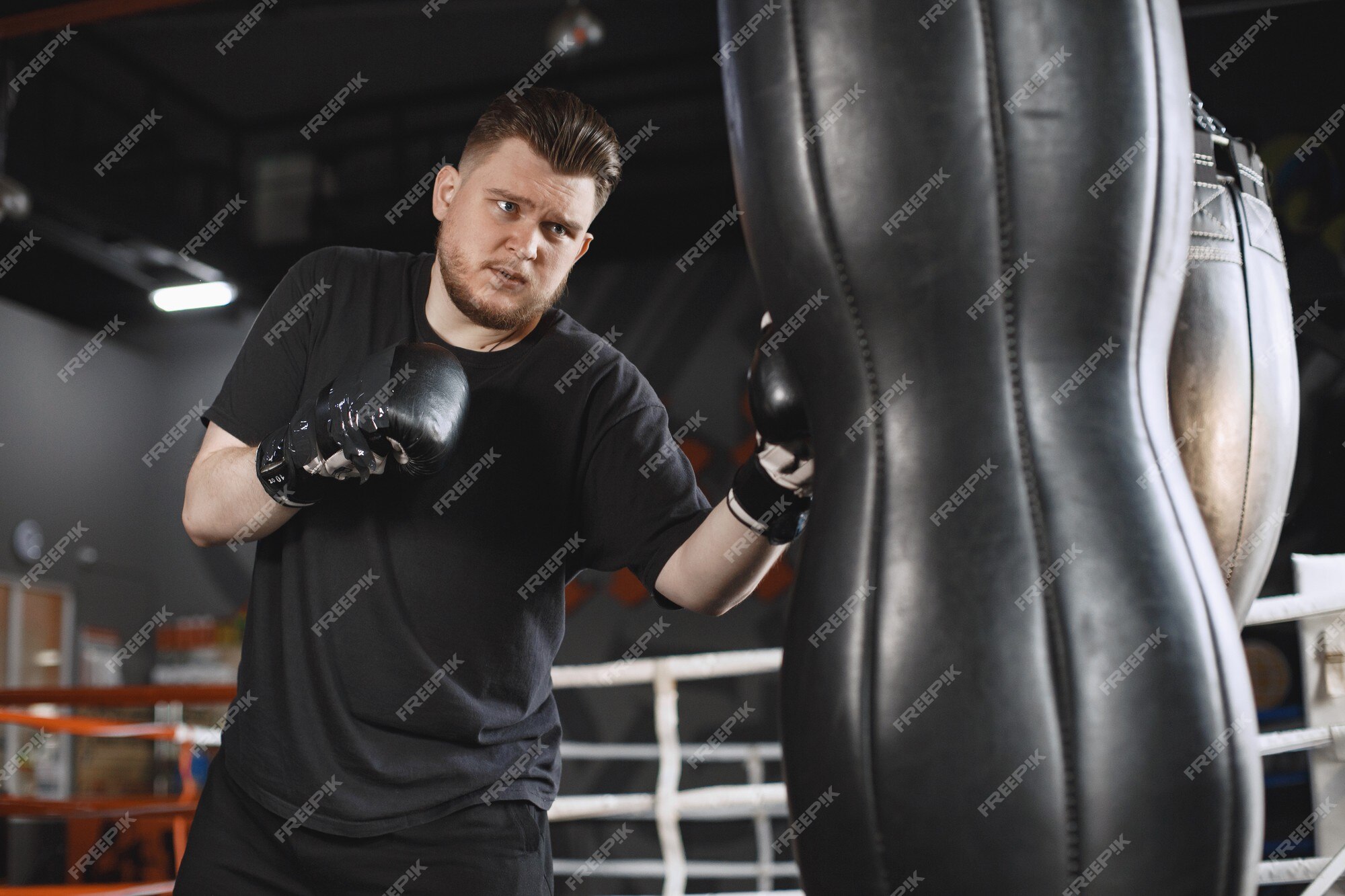 con guantes. boxeador en ropa deportiva. chico con barba. | Foto Gratis