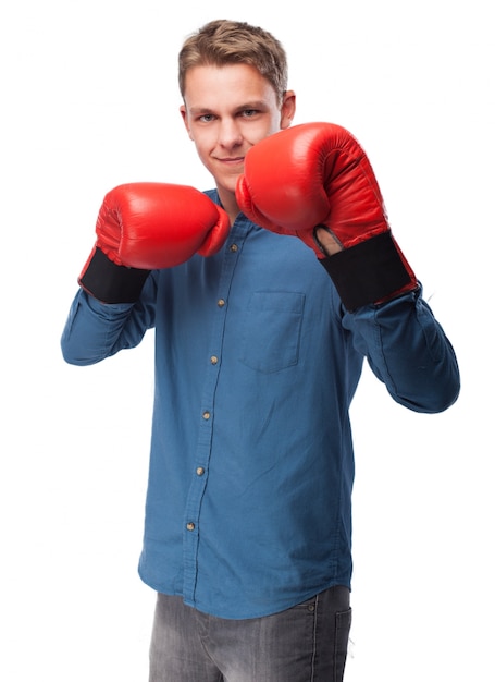 Hombre con guantes de boxeo