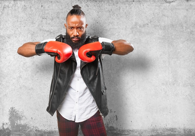 Hombre con guantes de boxeo