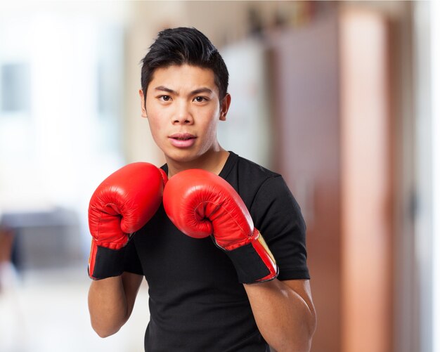 Hombre con guantes de boxeo