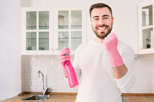 Hombre en guantes con rociador