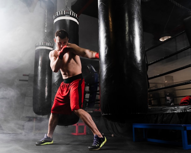 Foto gratuita hombre con guantes rojos de entrenamiento