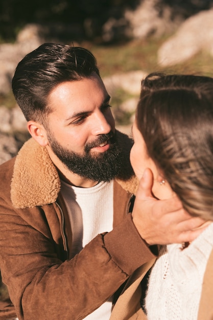 Hombre guapo abrazando a su novia