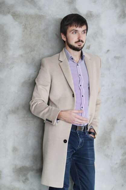 Hombre guapo con abrigo beige