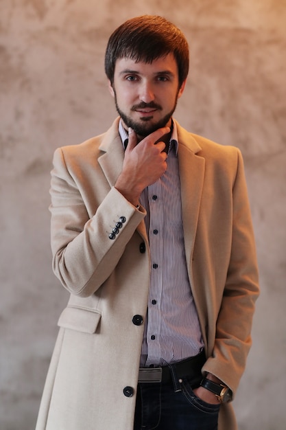 Foto gratuita hombre guapo con abrigo beige