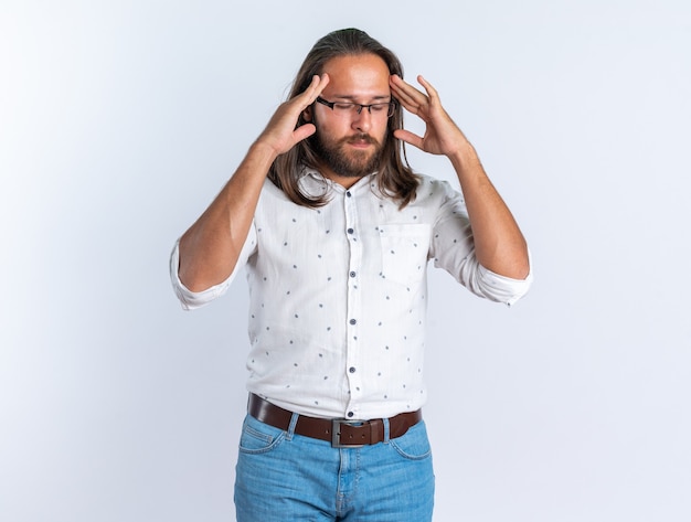 Foto gratuita hombre guapo adulto estresado con gafas manteniendo las manos en la cabeza con los ojos cerrados