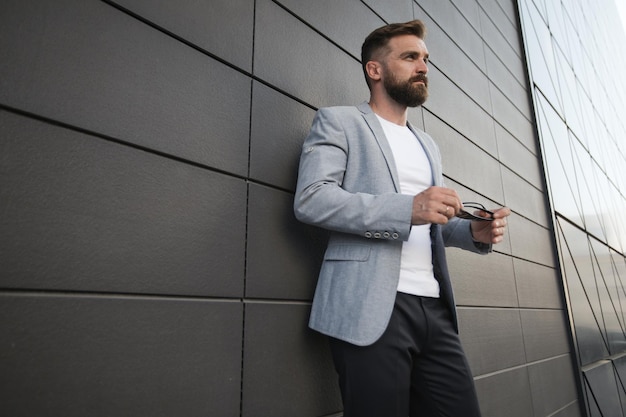 Foto gratuita hombre guapo al aire libre