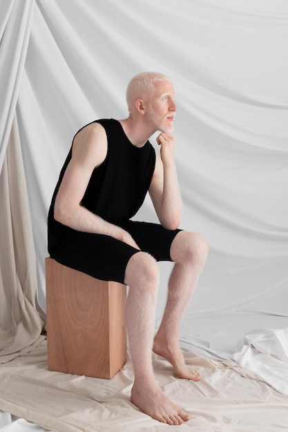 Foto gratuita hombre guapo albino posando