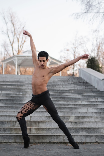 Hombre guapo bailando ballet