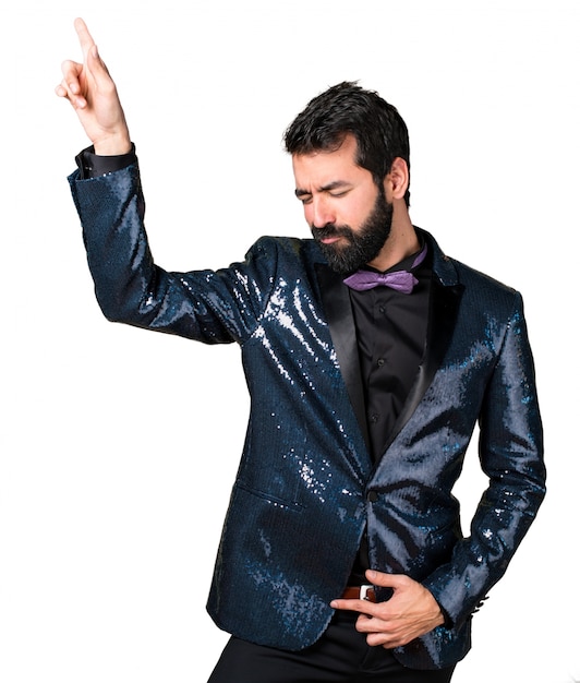 Hombre guapo con el baile chaqueta de lentejuelas