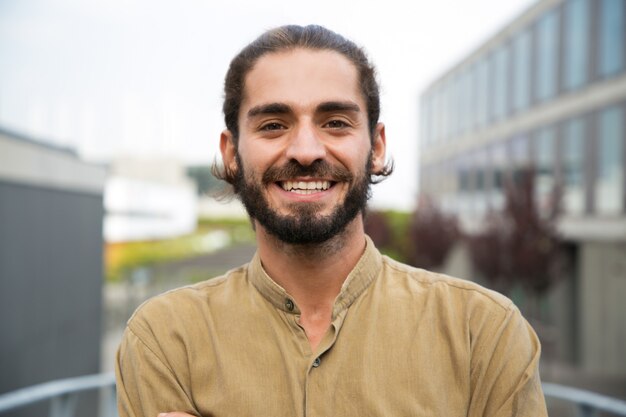 Hombre guapo con barba feliz