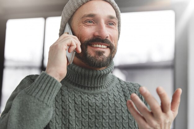 Hombre guapo con barba y teléfono