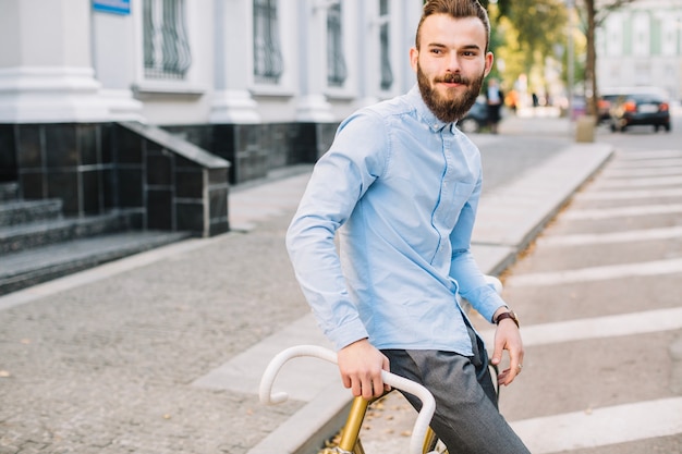 Hombre guapo en bicicleta