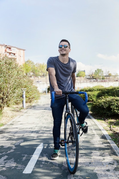 Hombre guapo en bicicleta