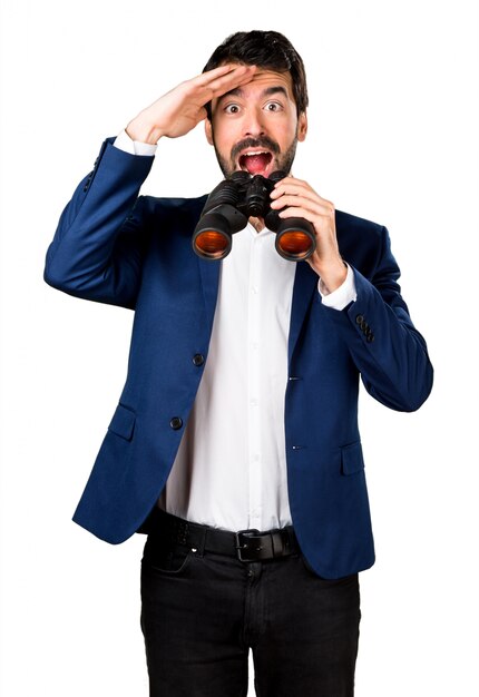 Foto gratuita hombre guapo con binoculares