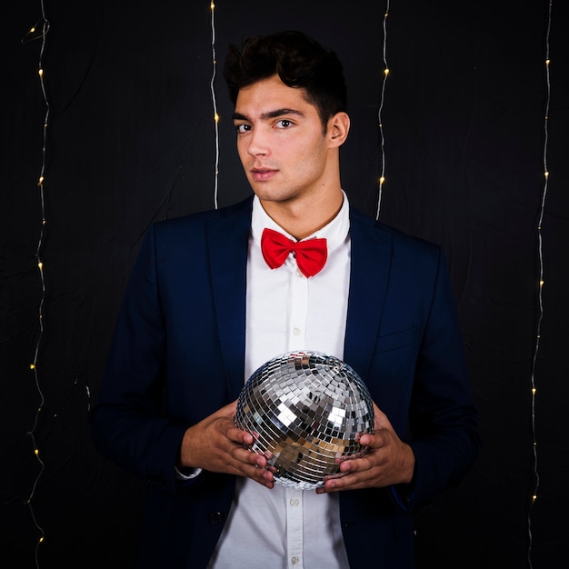 Hombre guapo con bola de discoteca