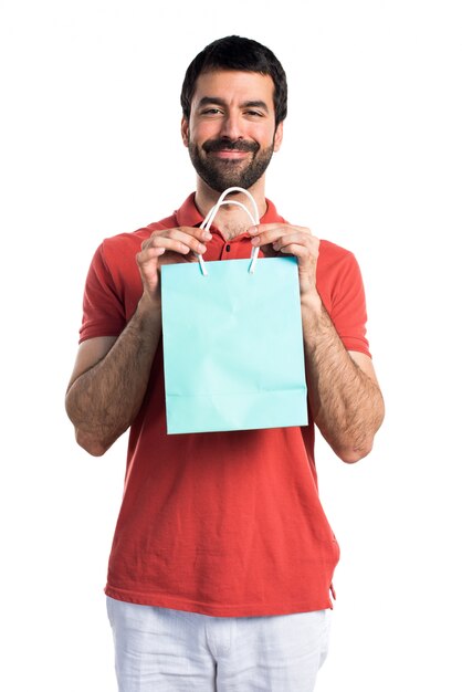 Hombre guapo con la bolsa de compras