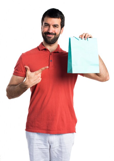 Hombre guapo con la bolsa de compras