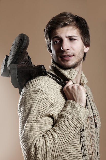 Hombre guapo con botas y ropa de invierno