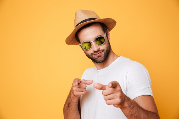 Hombre guapo en busca de sombrero de verano