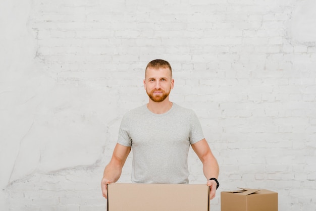 Hombre guapo con caja de cartón