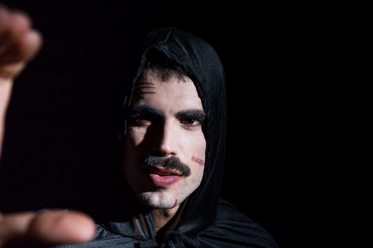 Foto gratuito hombre guapo en capucha