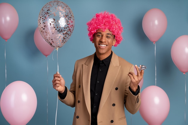 Hombre guapo celebrando en una fiesta de cumpleaños