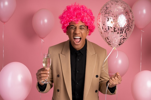 Hombre guapo celebrando en una fiesta de cumpleaños