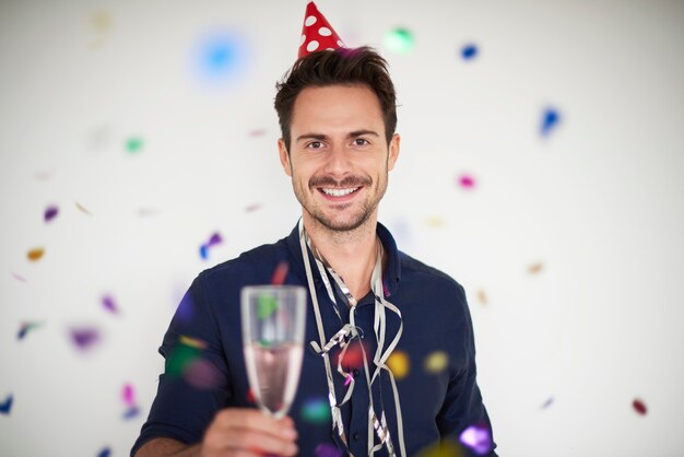 Hombre guapo celebrando la víspera de año nuevo