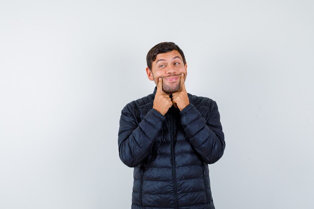 Hombre guapo con una chaqueta de bombardero