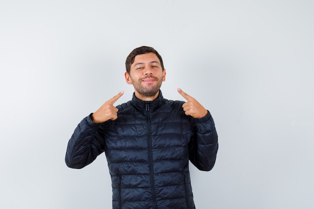 Hombre guapo con una chaqueta de bombardero