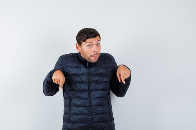 Hombre guapo con una chaqueta de bombardero