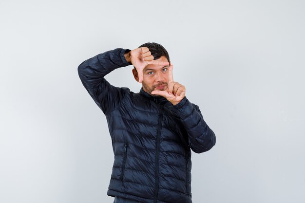 Hombre guapo con una chaqueta de bombardero