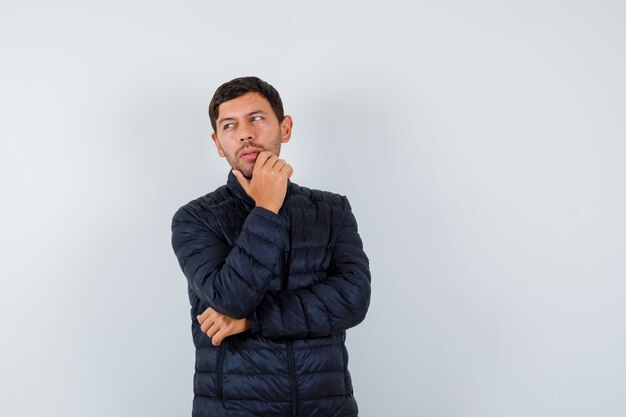 Hombre guapo con una chaqueta de bombardero