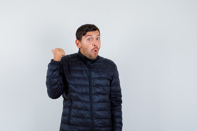 Hombre guapo con una chaqueta de bombardero