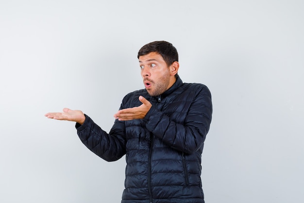 Hombre guapo con una chaqueta de bombardero