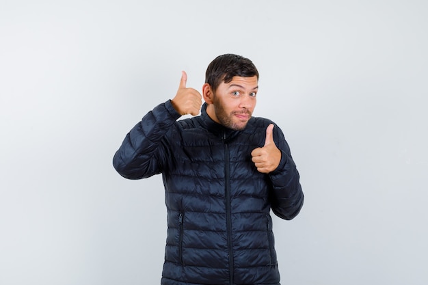 Hombre guapo con una chaqueta de bombardero