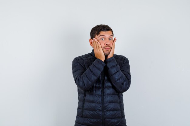 Hombre guapo con una chaqueta de bombardero