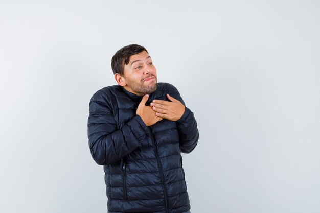 Hombre guapo con una chaqueta de bombardero