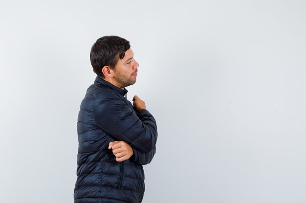 Hombre guapo con una chaqueta de bombardero