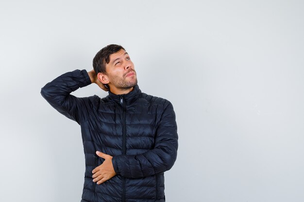 Hombre guapo con una chaqueta de bombardero