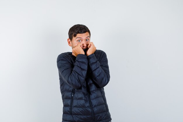 Hombre guapo con una chaqueta de bombardero