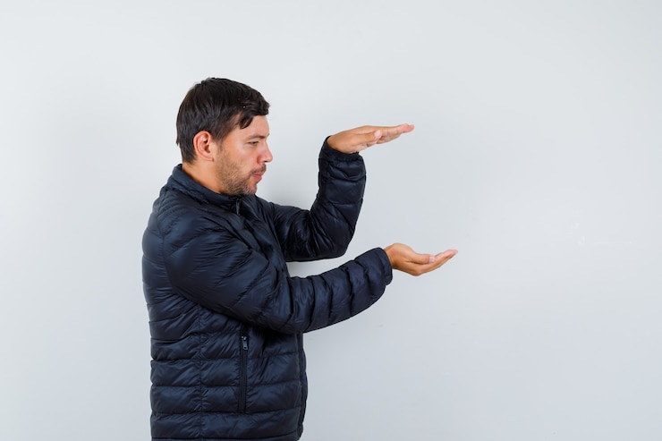 Foto gratuito hombre guapo con una chaqueta de bombardero